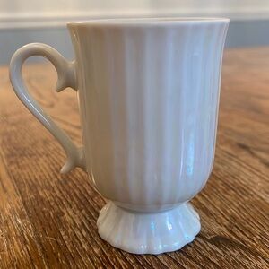 PEARL IRIDESCENT MUG WITH VINTAGE DETAILS